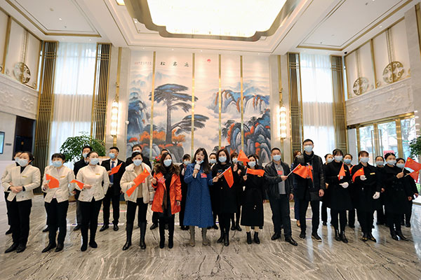 酒店员工和政协委员一起表演快闪节目《我和我的祖国》.png