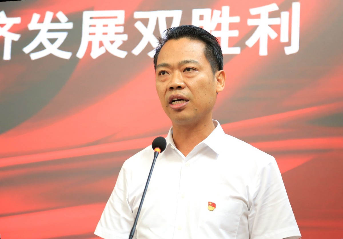 公司党委书记李维峰主持活动.JPG