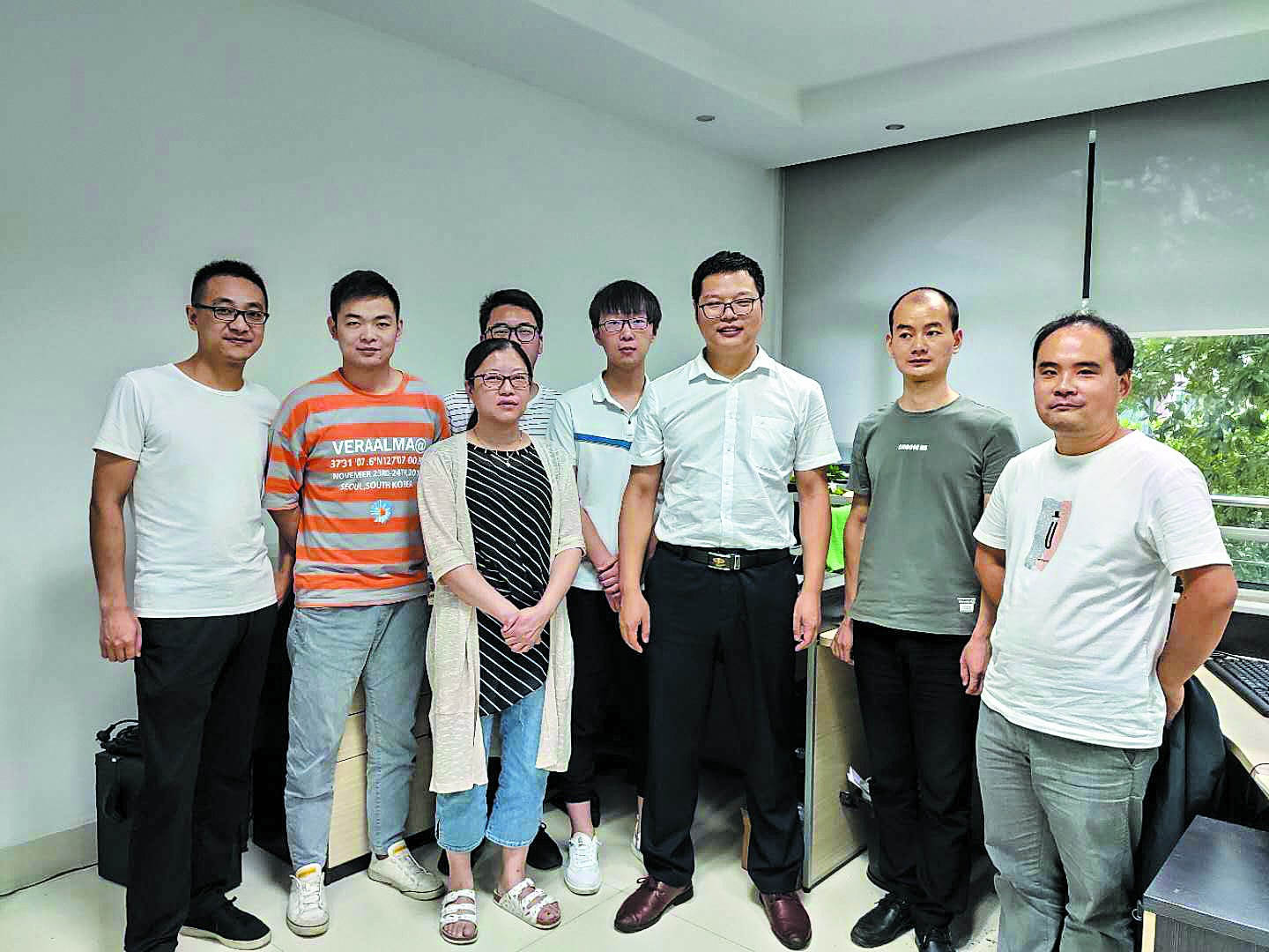 s柳小华（右三）和部门成员.jpg