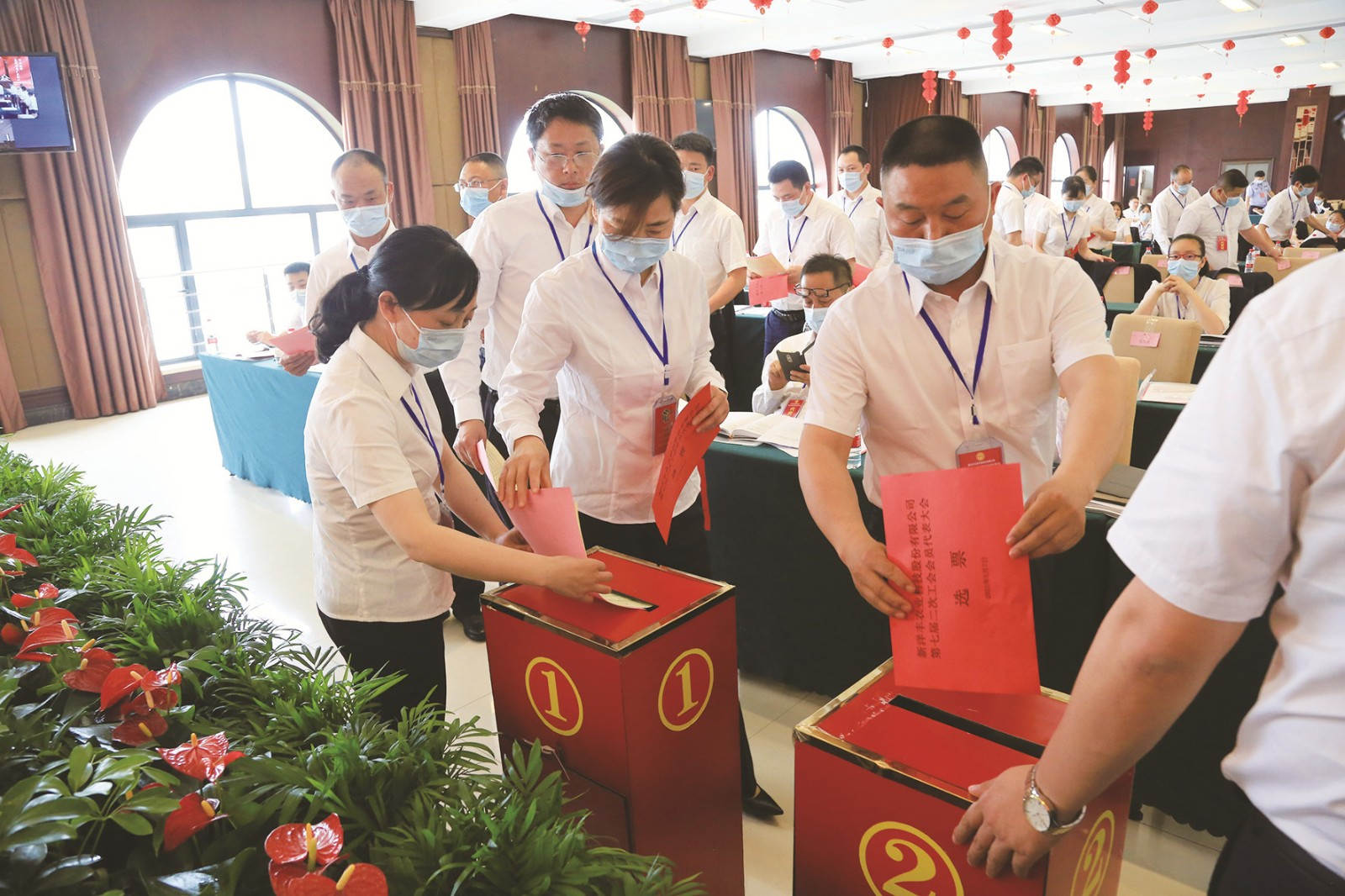 代表们正在投票表决_副本.jpg