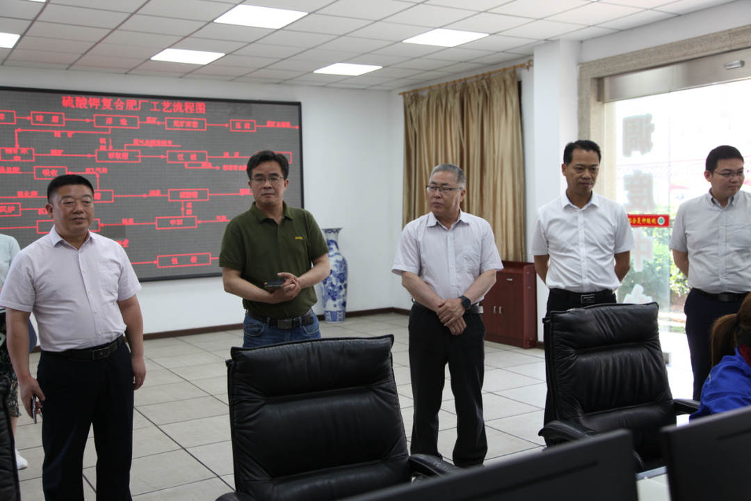 图3.《中国化工报》采访团在新洋丰硫酸钾复合肥厂中控室调研.JPG
