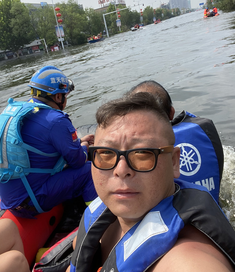 詹力与蓝天救援队成员正在搜寻围困人员2_副本.jpg