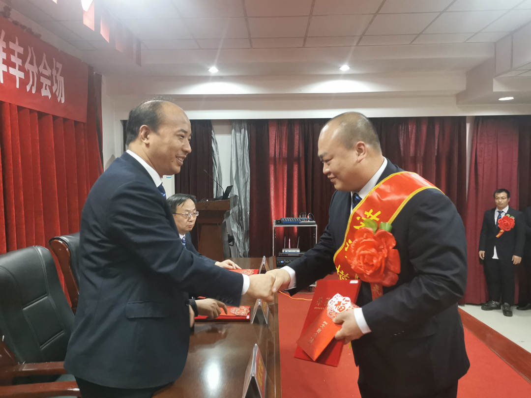 周文乾总经理正在为劳模林岩颁奖1.jpg