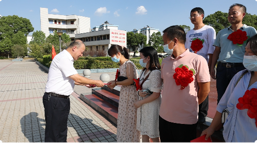 新洋丰工会副主席孙建军（左一）为考入重点大学的东宝中学学子颁发奖学金（部分学生的奖学金由家长代领）.png